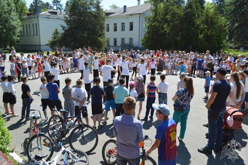 В КАБАРДИНО-БАЛКАРИИ ВОЕННОСЛУЖАЩИЕ РОСГВАРДИИ ОРГАНИЗОВАЛИ ПРАЗДНИК ДЛЯ ДЕТЕЙ (ФОТО)
