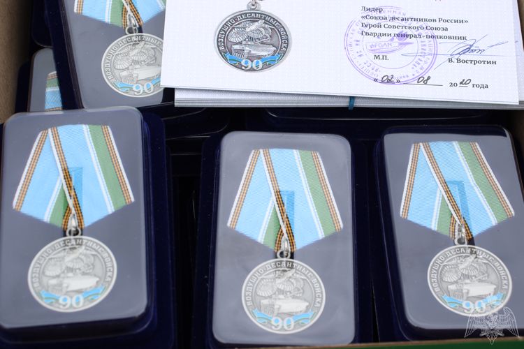Росгвардейцев из Кабардино-Балкарии наградили медалью «90 лет ВДВ»