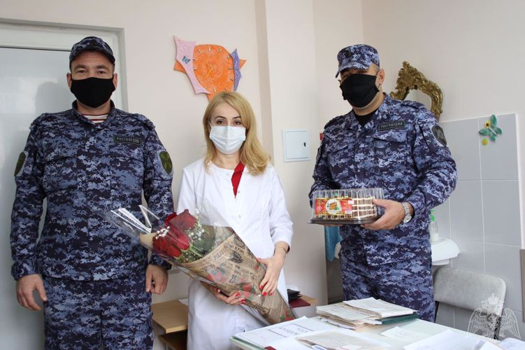 В Кабардино-Балкарии росгвардейцы поздравили медиков с Международным днем врача