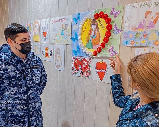 Ко Дню матери росгвардейцы Кабардино-Балкарии организовали выставку детских рисунков