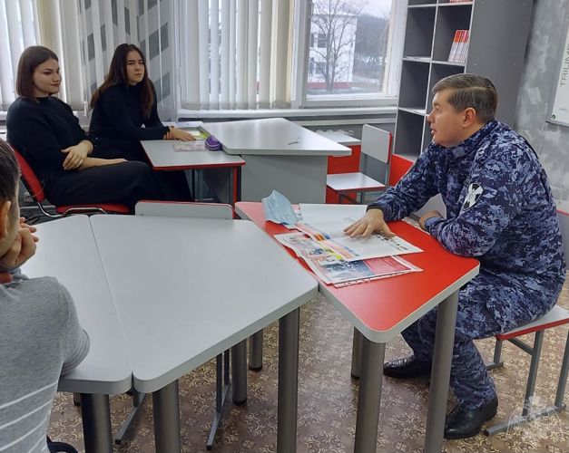 В Кабардино-Балкарии офицер Росгвардии рассказал школьникам о поступлении в ведомственные вузы