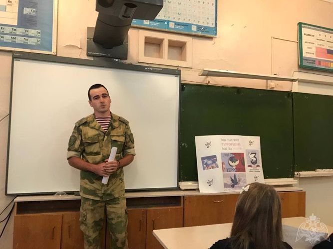 В Кабардино-Балкарии росгвардейцы провели встречу со школьниками в рамках всероссийской акции "Вместе против террора"