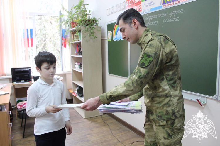 Школьники Нальчика написали письма росгвардейцам