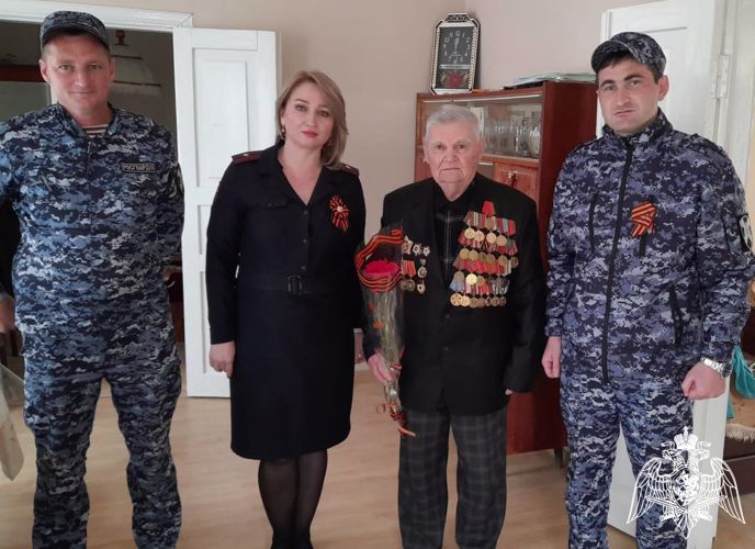 Росгвардейцы Кабардино-Балкарии поздравили ветерана Великой Отечественной войны с наступающим Днем Победы