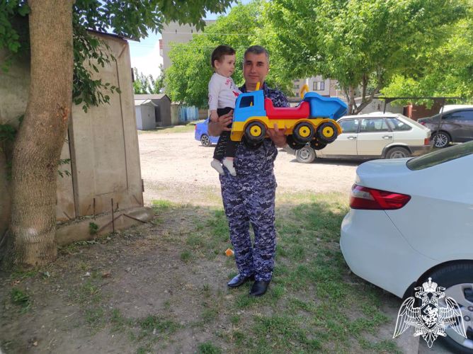 В Кабардино-Балкарии сотрудники Росгвардии поздравили детей сослуживцев с Днем защиты детей