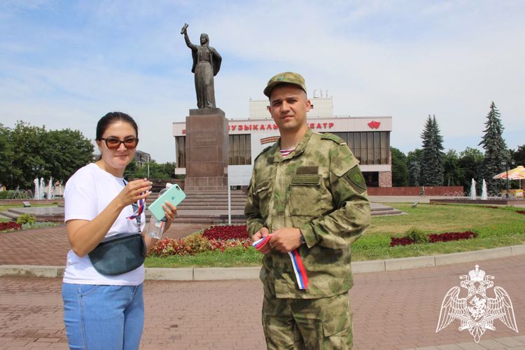 Накануне Дня России в Кабардино-Балкарии росгвардейцы раздали жителям республики ленточки-триколор