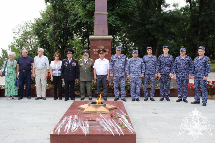 В КАБАРДИНО-БАЛКАРИИ СОТРУДНИКИ РОСГВАРДИИ ПОСЕТИЛИ МЕМОРИАЛ «ВЕЧНЫЙ ОГОНЬ СЛАВЫ» В ДЕНЬ ПАМЯТИ И СКОРБИ.