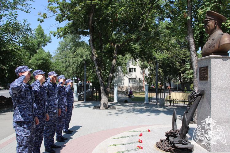 В НАЛЬЧИКЕ РОСГВАРДЕЙЦЫ ВОЗЛОЖИЛИ ЦВЕТЫ К ПАМЯТНИКУ АДМИРАЛА АРСЕНИЯ ГОЛОВКО 