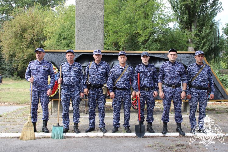 В МАЙСКОМ РАЙОНЕ КАБАРДИНО-БАЛКАРИИ РОСГВАРДЕЙЦЫ ПРИВЕЛИ В ПОРЯДОК ПАМЯТНИК ГЕРОЯМ ВЕЛИКОЙ ОТЕЧЕСТВЕННОЙ ВОЙНЫ