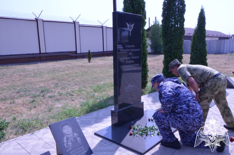 РОСГВАРДЕЙЦЫ ВОЗЛОЖИЛИ ЦВЕТЫ К ПАМЯТНИКУ СОТРУДНИКАМ СПЕЦПОДРАЗДЕЛЕНИЙ