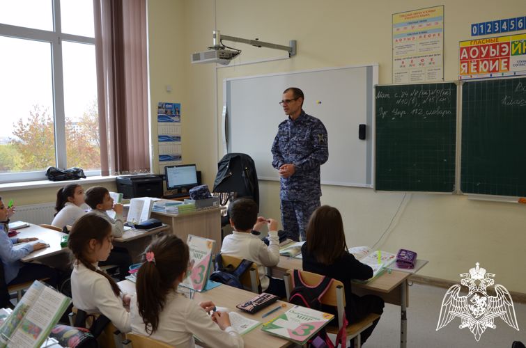 ОФИЦЕР РОСГВАРДИИ ПРОВЁЛ УРОК МУЖЕСТВА ДЛЯ УЧАЩИХСЯ ОДНОЙ ИЗ ШКОЛ НАЛЬЧИКА