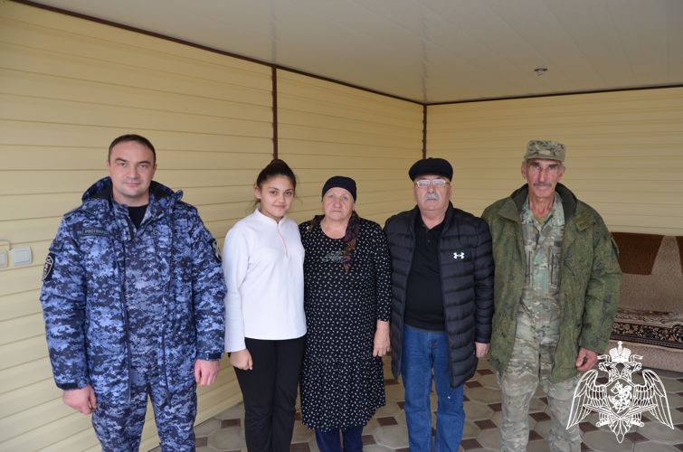 В КАБАРДИНО-БАЛКАРИИ РОСГВАРДЕЙЦЫ НАВЕСТИЛИ МАТЬ ПОГИБШЕГО СОСЛУЖИВЦА