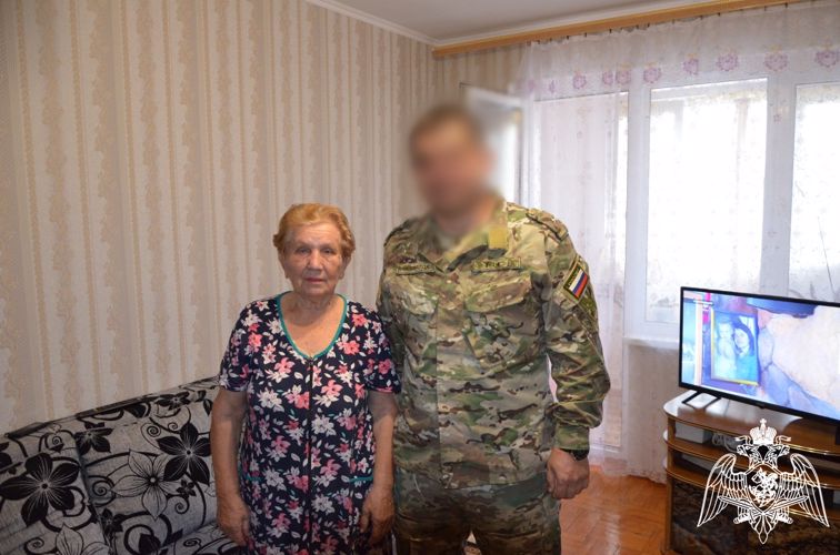В КАБАРДИНО-БАЛКАРИИ СОТРУДНИКИ РОСГВАРДИИ НАВЕСТИЛИ МАТЬ ПОГИБШЕГО СОСЛУЖИВЦА
