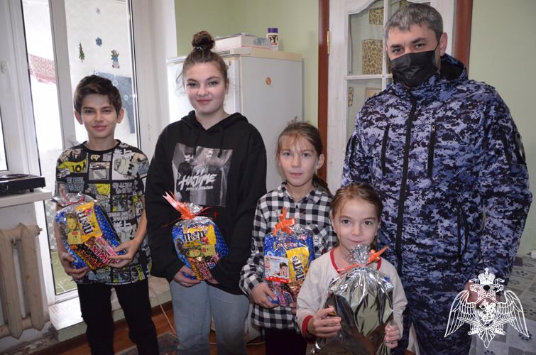В КАБАРДИНО-БАЛКАРИИ РОСГВАРДЕЙЦЫ ПОДДЕРЖАЛИ ОКАЗАВШИХСЯ В ТРУДНОЙ ЖИЗНЕННОЙ СИТУАЦИИ