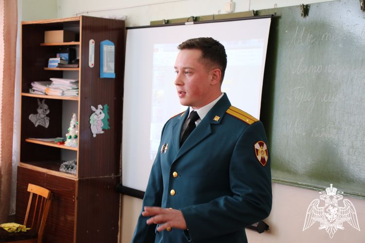 РОСГВАРДЕЙЦЫ ПРОВЕЛИ УРОК МУЖЕСТВА ДЛЯ ШКОЛЬНИКОВ В ПОСЁЛКЕ ЗВЕЗДНОМ