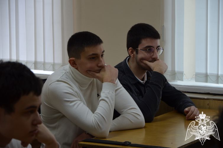 ОФИЦЕР РОСГВАРДИИ ПРОВЕЛ УРОК МУЖЕСТВА ДЛЯ УЧАЩИХСЯ ОДНОЙ ИЗ ШКОЛ НАЛЬЧИКА