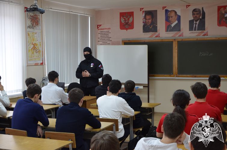 ОФИЦЕР РОСГВАРДИИ ПРОВЕЛ УРОК МУЖЕСТВА ДЛЯ УЧАЩИХСЯ ОДНОЙ ИЗ ШКОЛ НАЛЬЧИКА