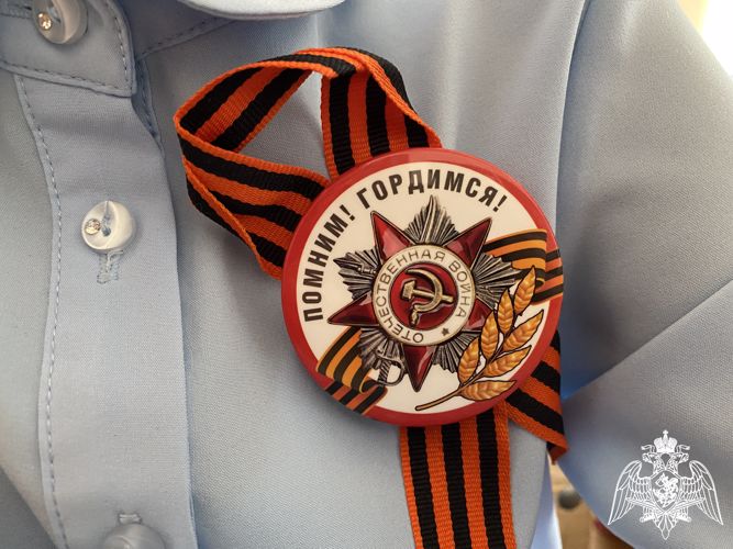 СОТРУДНИКИ РОСГВАРДИИ ПРОВЕЛИ УРОК МУЖЕСТВА ДЛЯ УЧАЩИХСЯ ОДНОЙ ИЗ ШКОЛ НАЛЬЧИКА
