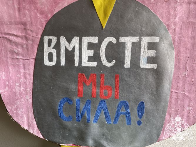 СОТРУДНИКИ РОСГВАРДИИ ПРОВЕЛИ УРОК МУЖЕСТВА ДЛЯ УЧАЩИХСЯ ОДНОЙ ИЗ ШКОЛ НАЛЬЧИКА