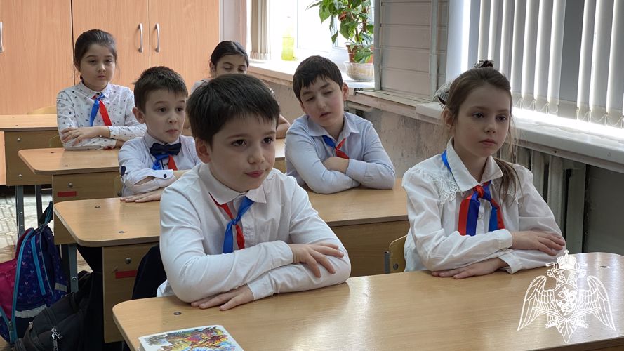 СОТРУДНИКИ РОСГВАРДИИ ПРОВЕЛИ УРОК МУЖЕСТВА ДЛЯ УЧАЩИХСЯ ОДНОЙ ИЗ ШКОЛ НАЛЬЧИКА