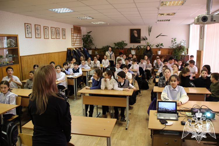 В НАЛЬЧИКЕ ОФИЦЕР РОСГВАРДИИ ПРОВЕЛА УРОК МУЖЕСТВА ДЛЯ ШКОЛЬНИКОВ