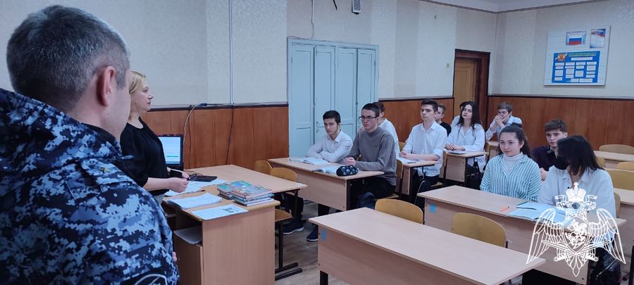 ОФИЦЕР РОСГВАРДИИ РАССКАЗАЛ ШКОЛЬНИКАМ КАБАРДИНО-БАЛКАРИИ О ПОСТУПЛЕНИИ В ВЕДОМСТВЕННЫЕ ВУЗЫ