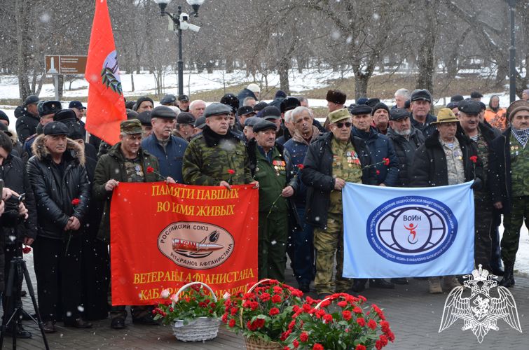 В НАЛЬЧИКЕ РОСГВАРДЕЙЦЫ ПОЧТИЛИ ПАМЯТЬ ВОИНОВ-ИНТЕРНАЦИОНАЛИСТОВ