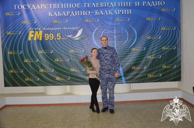 В КАБАРДИНО-БАЛКАРИИ РОСГВАРДЕЕЦ ПОЗДРАВИЛ ЖУРНАЛИСТОВ РЕГИОНА С ГОДОВЩИНОЙ ОБРАЗОВАНИЯ РЕГИОНАЛЬНОГО РАДИО