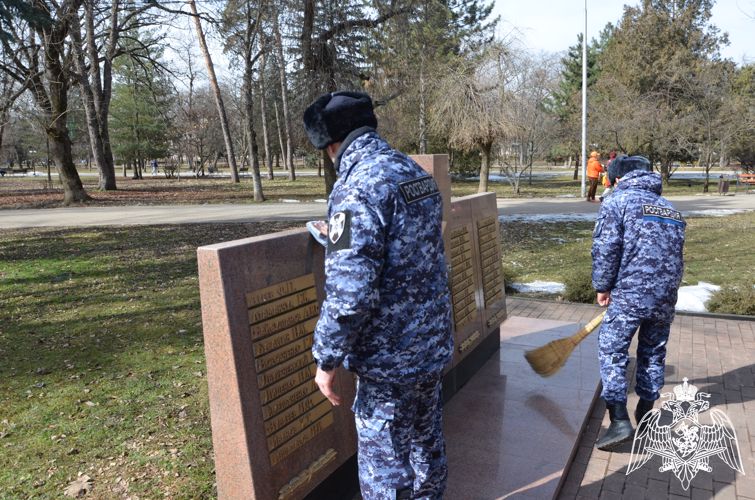РОСГВАРДЕЙЦЫ КАБАРДИНО-БАЛКАРИИ УЧАСТВУЮТ В ВЕДОМСТВЕННОЙ АКЦИИ «НА СТРАЖЕ ПАМЯТИ»