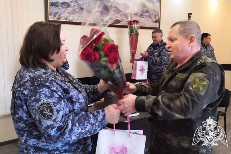 РОСГВАРДЕЙЦЫ КАБАРДИНО-БАЛКАРИИ ПОЗДРАВИЛИ КОЛЛЕГ-ЖЕНЩИН С НАСТУПАЮЩИМ МЕЖДУНАРОДНЫМ ЖЕНСКИМ ДНЕМ