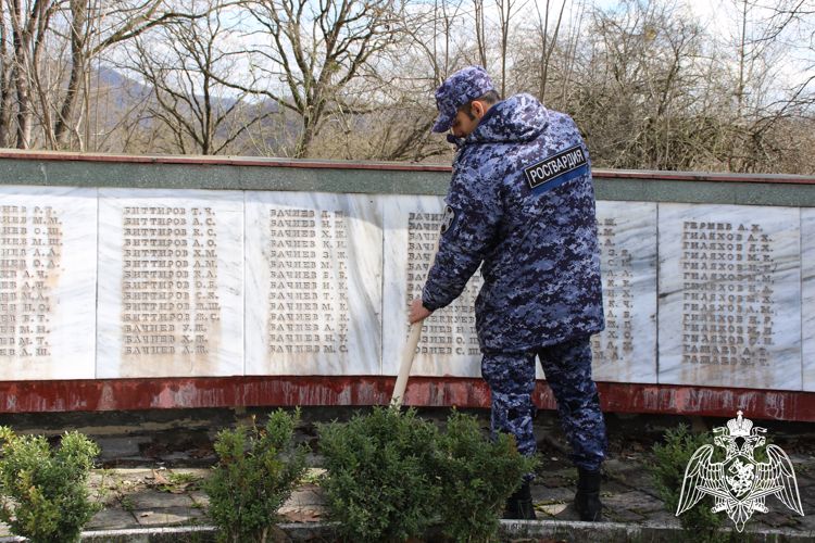 СОТРУДНИКИ РОСГВАРДИИ БЛАГОУСТРОИЛИ ПАМЯТНИК ГЕРОЯМ ВЕЛИКОЙ ОТЕЧЕСТВЕННОЙ ВОЙНЫ В НАЛЬЧИКЕ