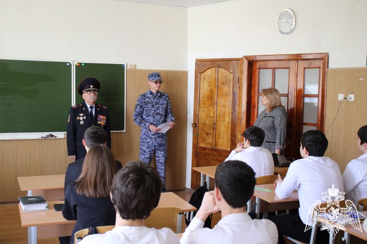 В НАЛЬЧИКЕ РОСГВАРДЕЙЦЫ ПРОВЕЛИ УРОК МУЖЕСТВА ДЛЯ ШКОЛЬНИКОВ