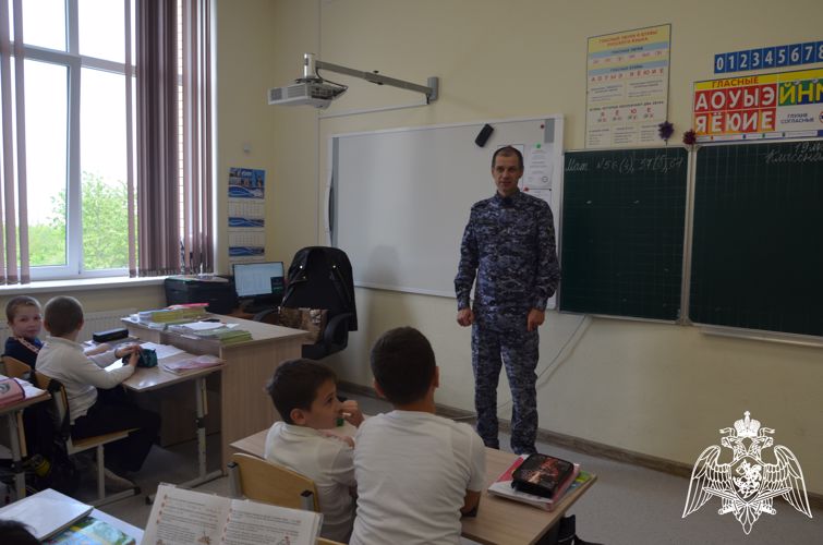 СОТРУДНИК УПРАВЛЕНИЯ РОСГВАРДИИ ПО КАБАРДИНО-БАЛКАРСКОЙ РЕСПУБЛИКЕ ПРОВЕЛ УРОК МУЖЕСТВА ДЛЯ ШКОЛЬНИКОВ