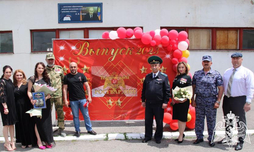 Росгвардейцы Кабардино-Балкарии поздравили учащихся подшефного класса с окончанием учебного года