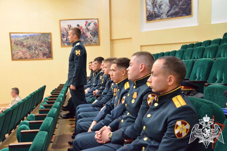 КОМАНДУЮЩИЙ ОКРУГОМ ВСТРЕТИЛСЯ С ОФИЦЕРАМИ-ВЫПУСКНИКАМИ, ПРИБЫВШИМИ ДЛЯ ПРОХОЖДЕНИЯ СЛУЖБЫ НА СЕВЕРНЫЙ КАВКАЗ
