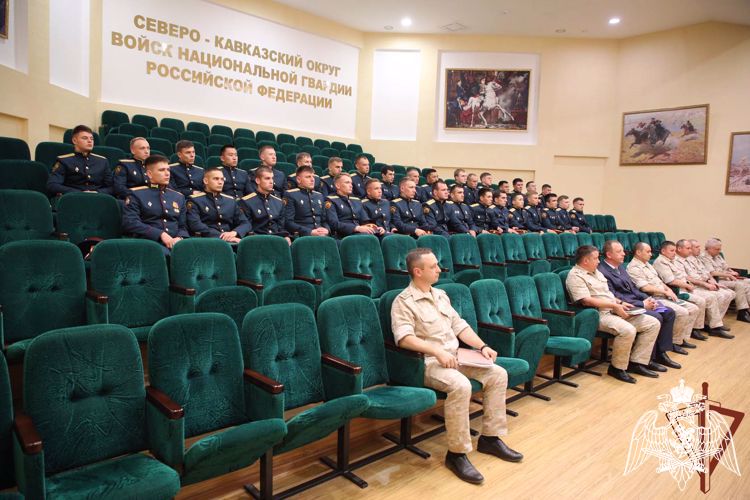 КОМАНДУЮЩИЙ ОКРУГОМ ВСТРЕТИЛСЯ С ОФИЦЕРАМИ-ВЫПУСКНИКАМИ, ПРИБЫВШИМИ ДЛЯ ПРОХОЖДЕНИЯ СЛУЖБЫ НА СЕВЕРНЫЙ КАВКАЗ