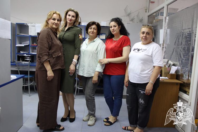 В Кабардино-Балкарии росгвардейцы поздравили работников почты с профессиональным праздником