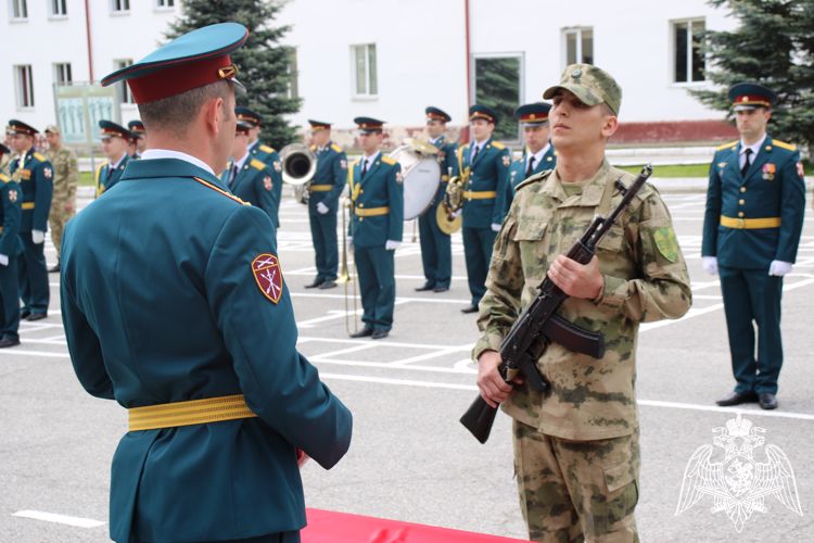 В КАБАРДИНО-БАЛКАРИИ НОВОБРАНЦЫ РОСГВАРДИИ ПРИНЯЛИ ВОЕННУЮ ПРИСЯГУ