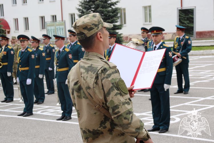 В КАБАРДИНО-БАЛКАРИИ НОВОБРАНЦЫ РОСГВАРДИИ ПРИНЯЛИ ВОЕННУЮ ПРИСЯГУ