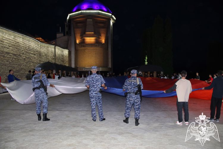 В Нальчике в честь Дня флага развернули триколор длиной более 30 метров