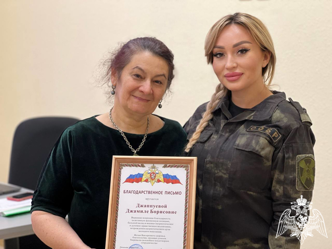 В Нальчике росгвардейцы вручили благодарственные письма педагогам местной школы