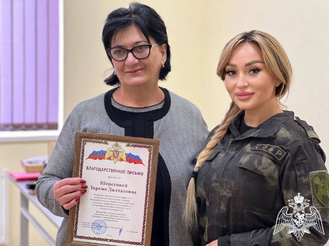 В Нальчике росгвардейцы вручили благодарственные письма педагогам местной школы