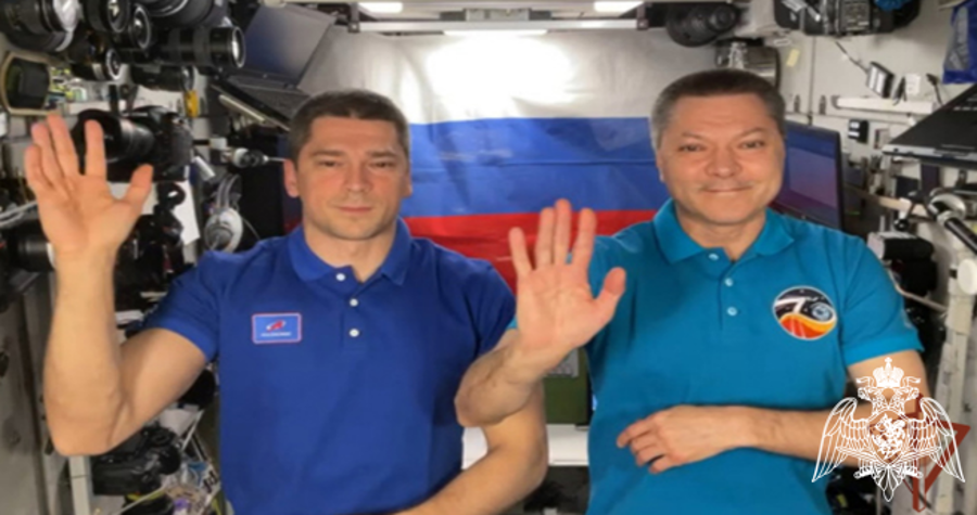 С наступающим Новым годом росгвардейцев поздравили российские космонавты