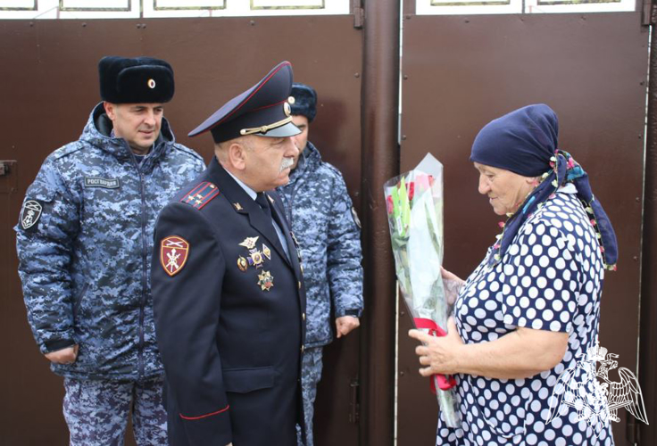 Росгвардейцы Кабардино-Балкарии поздравили матерей погибших сослуживцев  с 8 марта