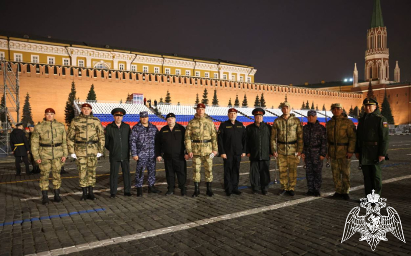 Представители руководства Росгвардии проверили готовность парадного расчета на ночной репетиции парада Победы