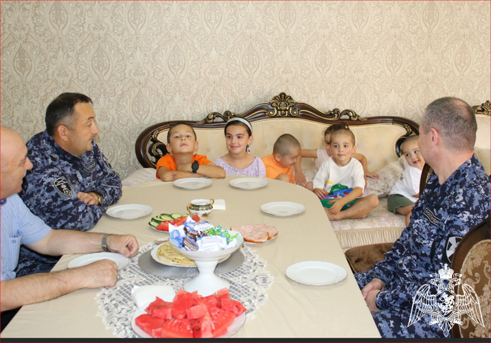 Росгвардейцы Кабардино-Балкарии поздравили с Днем семьи, любви и верности многодетную семью сослуживца