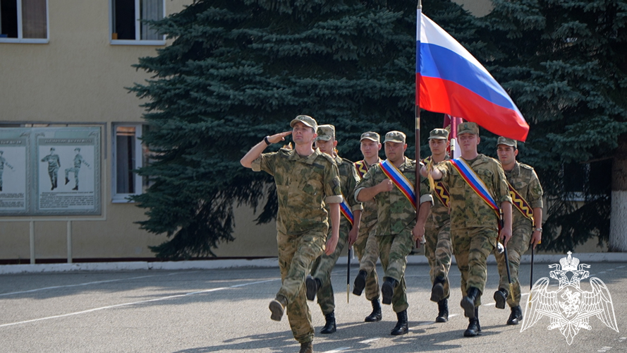 Ко Дню Российского флага военнослужащие Росгвардии провели торжественное мероприятие