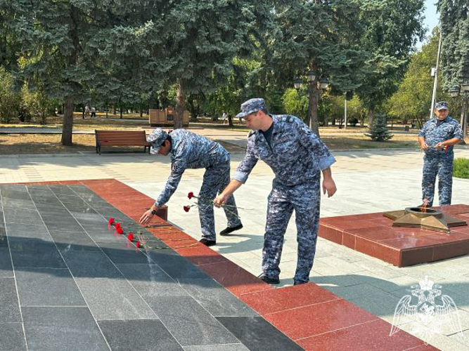 В Нальчике в День воинской славы России росгвардейцы почтили память павших Героев