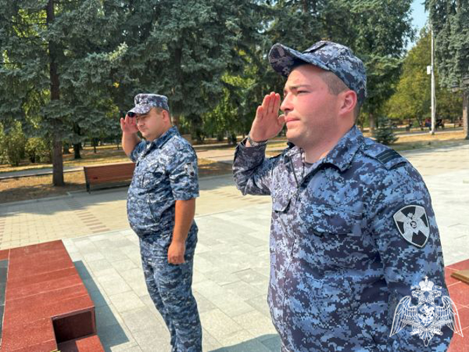 В Нальчике в День воинской славы России росгвардейцы почтили память павших Героев