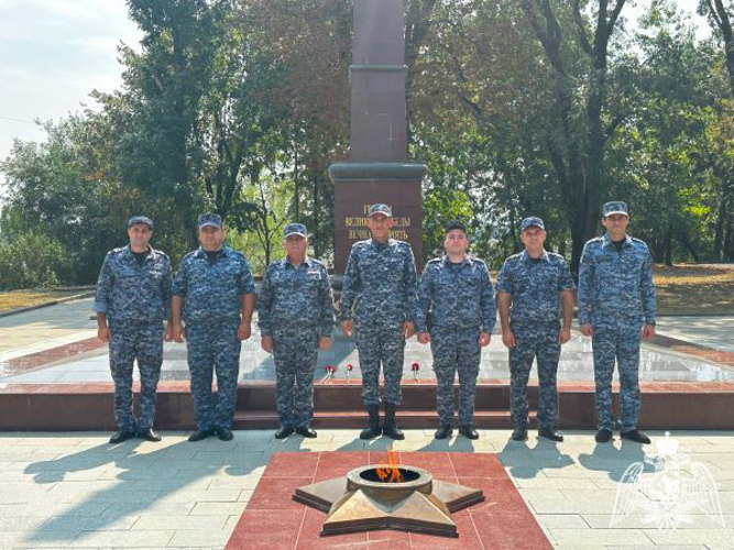 В Нальчике в День воинской славы России росгвардейцы почтили память павших Героев